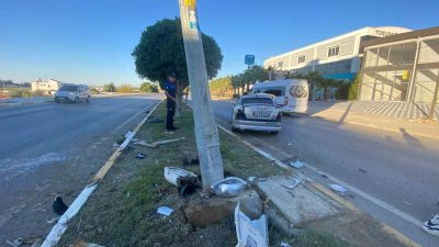 ANTALYA’NIN SERİK İLÇESİNDE OTOMOBİL YOLDAN REFÜJE ÇIKTIĞI SIRADA AĞAÇLARI DEVİRDİ,