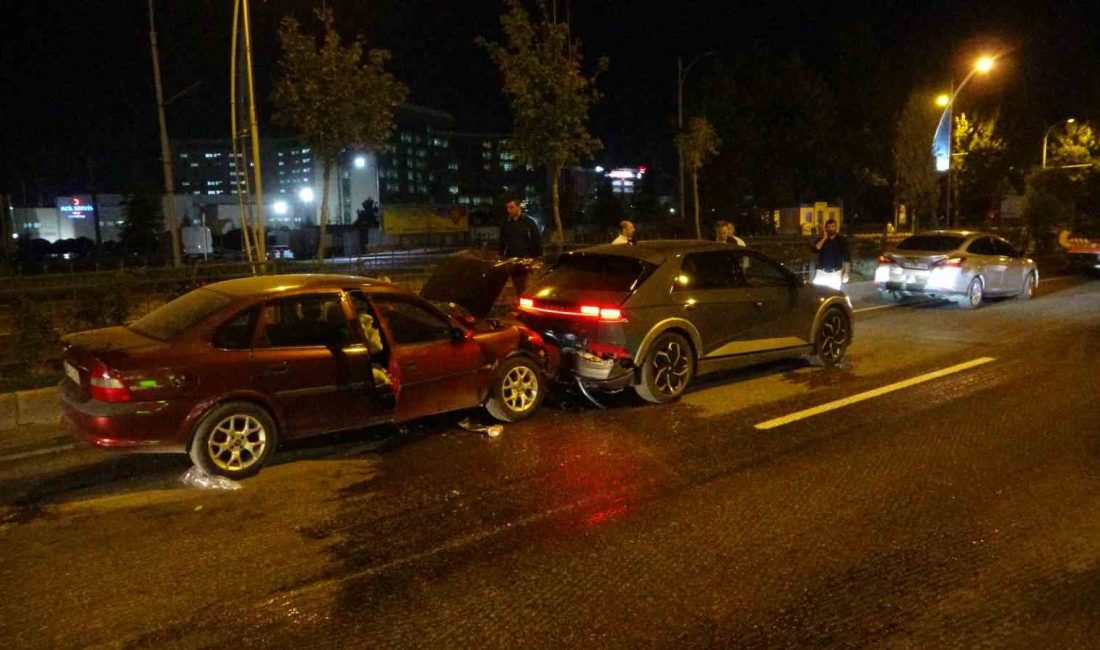 ÇİÇEĞİ BURNUNDA REKTÖRÜN KARIŞTIĞI KAZADA: 2 KİŞİ YARALANDI