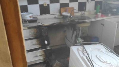 HATAY’DA EVİN MUTFAK KISMINDA YAŞANAN YANGINDA HASAR OLUŞTU.