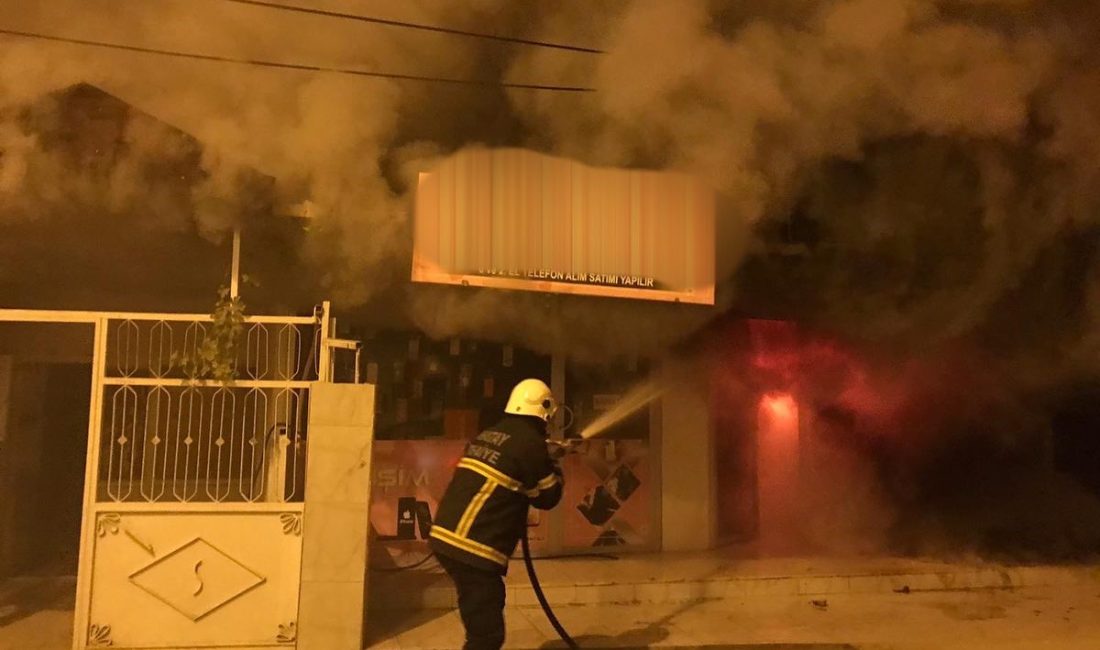 HATAY’DA ALEVLERE TESLİM OLAN İŞ YERİNDEKİ YANGIN, ÇEVREYE SIÇRAMADAN SÖNDÜRÜLDÜ.