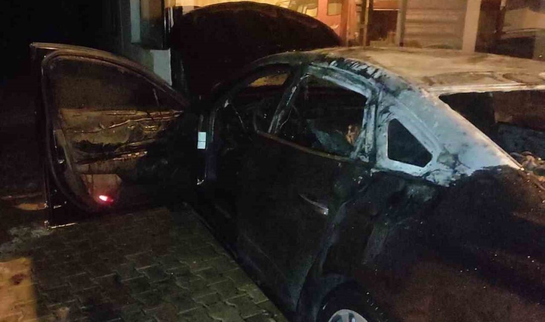 HATAY’DA PARK HALİNDEYKEN ALEVLERE TESLİM OLAN OTOMOBİL KULLANILMAZ HALE GELDİ.
