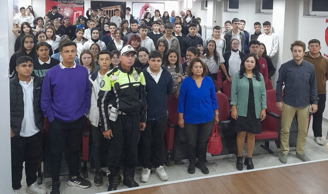 MANİSA’NIN SALİHLİ İLÇESİNDEKİ EMNİYET MÜDÜRLÜĞÜ EKİPLERİ, MERKEZDEKİ OKULLARDA ÖĞRENİM GÖREN