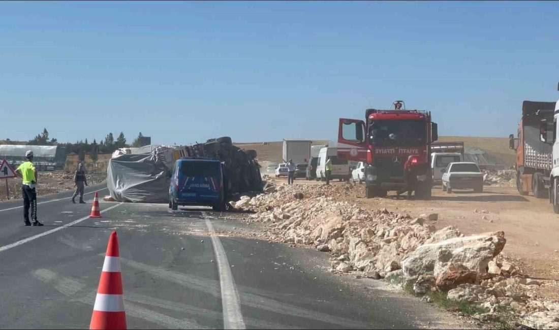 SAMAN BALYASI YÜKLÜ TIR DEVRİLDİ