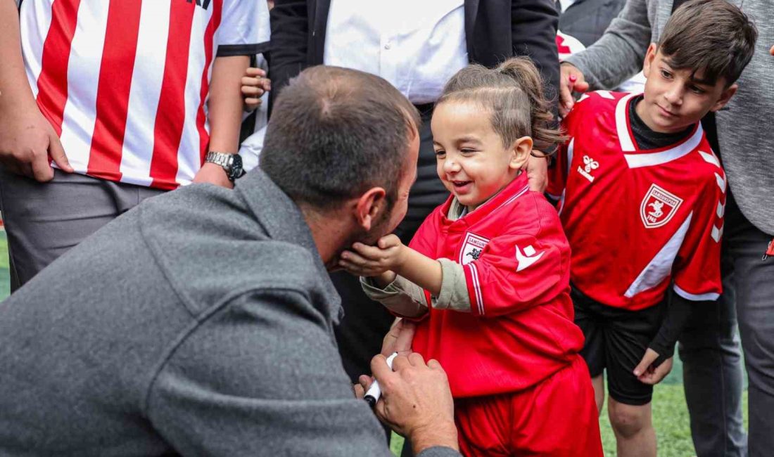 SAMSUN’DA SINIFLAR ARASI FUTBOL TURNUVASINDA ŞAMPİYON OLAN İLKOKUL ÖĞRENCİLERİ KUPAYI