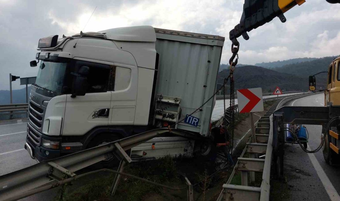 SAMSUN'DA TIRIN MAKASLAYARAK KAYIP BARİYERE ÇARPTIĞI KAZA YARALANAN OLMAZKEN, TIR