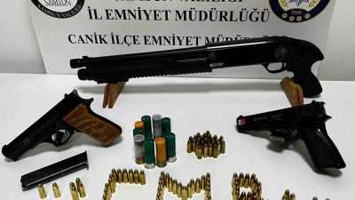 SAMSUN'DA BEKÇİLER TARAFINDAN ŞÜPHE ÜZERİNE DURDURULARAK ARAMA YAPILAN ARAÇTA SİLAH