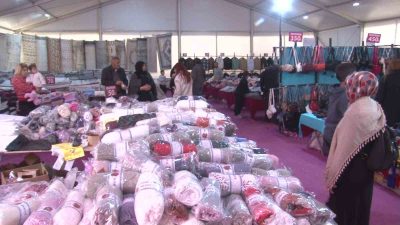 SANCAKTEPE’DE SAMANDIRA MEYDANI’NDA KURULAN İNDİRİMLİ GİYİM FUARINDA ÇEŞİTLİ KIYAFETLER, AYAKKABILAR,