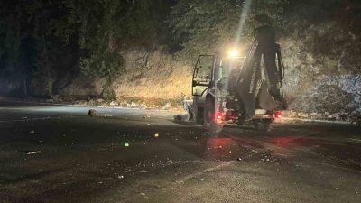 DAHA ÖNCE İKİ HEYELANIN YAŞANDIĞI BÖLGEDEKİ DAĞDAN KOPAN TAŞLAR PANİĞE