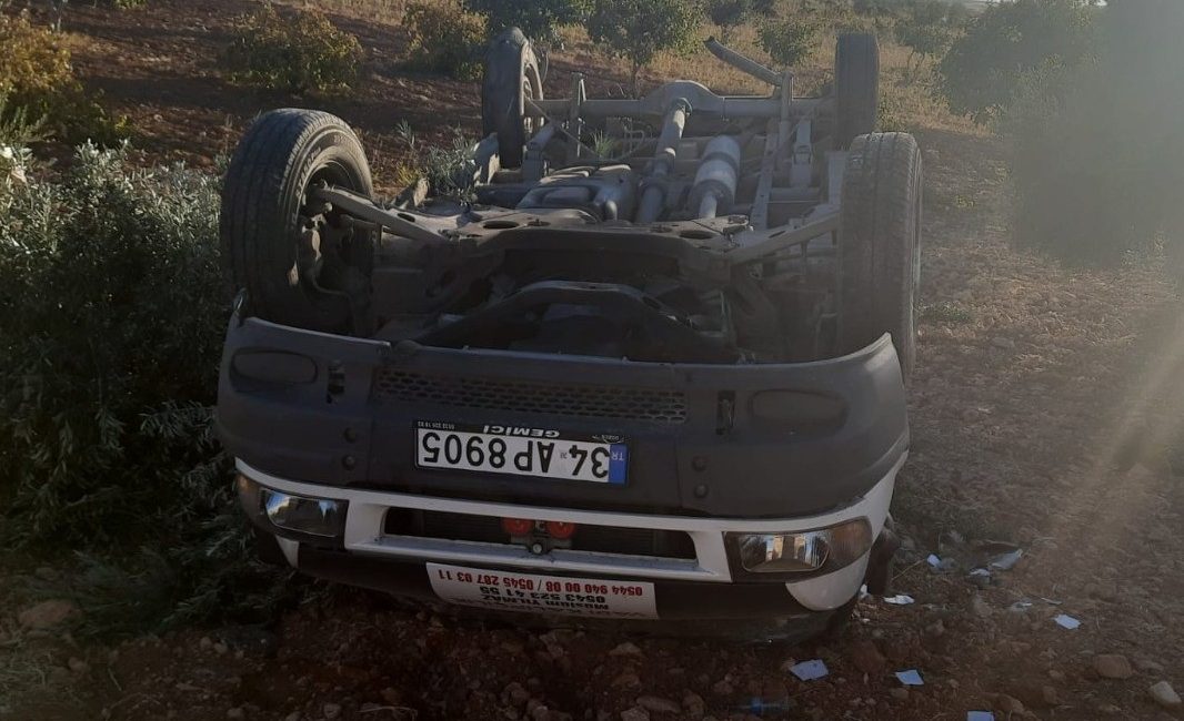ŞANLIURFA'DA LASTİĞİ PATLAYAN OTOMOBİLİN DEVRİLMESİ SONUCU 5 KİŞİ YARALANDI.