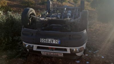 ŞANLIURFA'DA LASTİĞİ PATLAYAN OTOMOBİLİN DEVRİLMESİ SONUCU 5 KİŞİ YARALANDI.