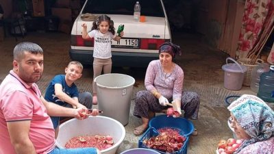 MANİSA'NIN SARIGÖL İLÇESİNDE KIŞ AYLARINDA TÜKETİLEN NAR EKŞİSİNİN YAPIMINA BAŞLANDI.