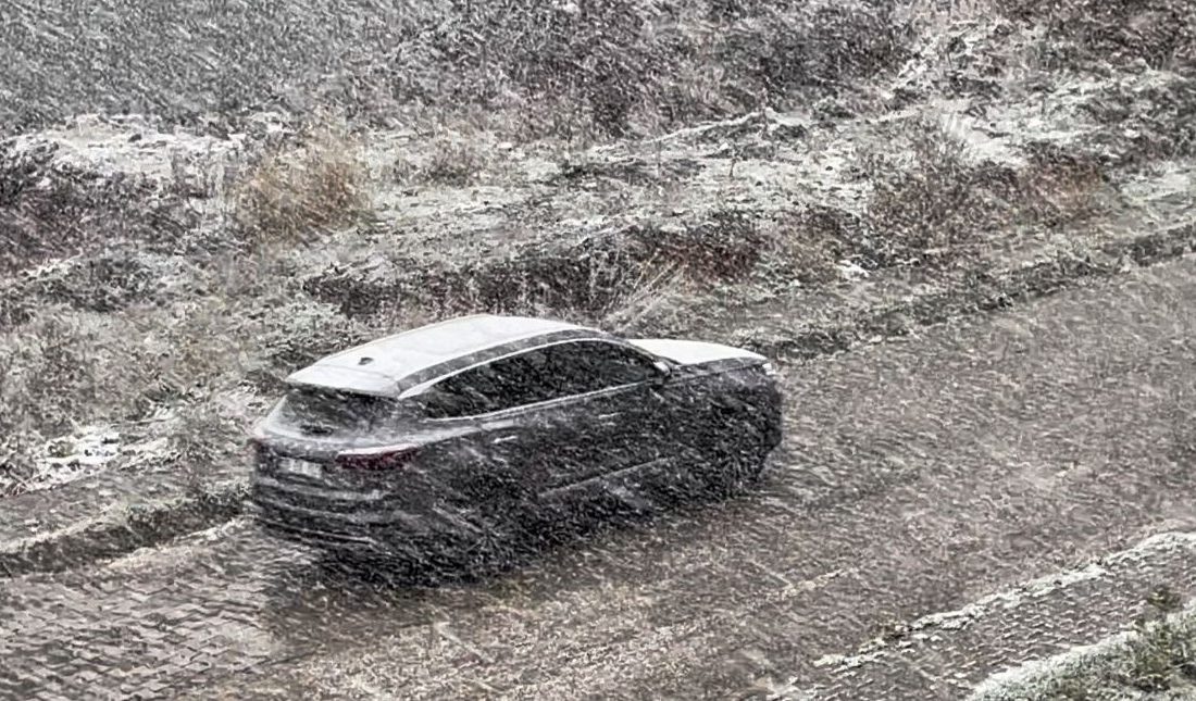 KARS'IN SARIKAMIŞ İLÇESİNDE AKŞAM SAATLERİNDE ETKİLİ OLAN KAR YAĞIŞI YAŞAMI
