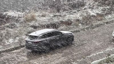 KARS'IN SARIKAMIŞ İLÇESİNDE AKŞAM SAATLERİNDE ETKİLİ OLAN KAR YAĞIŞI YAŞAMI