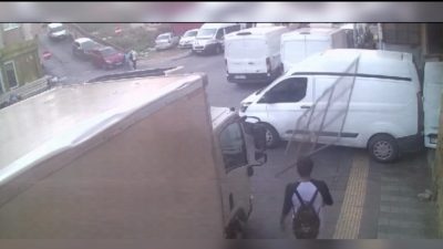 İSTANBUL SARIYER’DE DERSE GİDEN ÜNİVERSİTE ÖĞRENCİSİNİN BAŞINA, YOLDA YÜRÜDÜĞÜ ESNADA