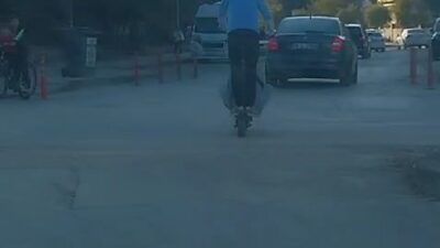 BURSA'NIN İNEGÖL İLÇESİNDE ELEKTRİKLİ SCOOTER'IN ÖNÜNE OTURTTUĞU ARKADAŞIYLA BİRLİKTE TEHLİKELİ