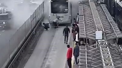 İSTANBUL SEFAKÖY METROBÜS DURAĞINDA BULUNAN BİR METROBÜSÜN MOTOR BÖLÜMÜNDEN ÇIKAN