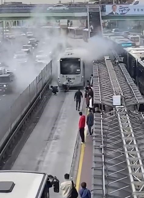 İSTANBUL SEFAKÖY METROBÜS DURAĞINDA BULUNAN BİR METROBÜSÜN MOTOR BÖLÜMÜNDEN ÇIKAN