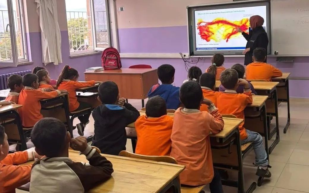 ŞEHİT CENGİZ TOPEL MİTHATPAŞA İLKOKULUNDA DEPREM TATBİKATI YAPILDI