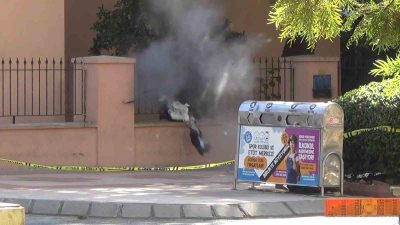 AYDIN'IN EFELER İLÇESİ ADNAN MENDERES BULVARI ÜZERİNDEKİ CAMİİ DEMİRLERİNE ASILI