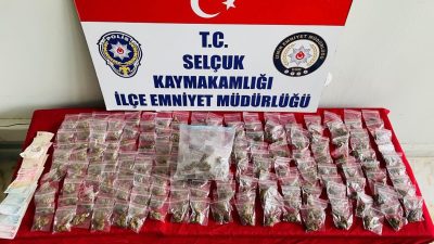 İZMİR'İN SELÇUK İLÇESİNDE POLİS EKİPLERİ TARAFINDAN BİR ARACA YÖNELİK GERÇEKLEŞTİRİLEN