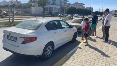 ANTALYA’NIN SERİK İLÇESİNDE 3 ARAÇ ZİNCİRLEME OLARAK KAZAYA KARIŞTI. KİMSENİN