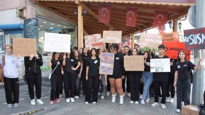 ANTALYA’NIN SERİK İLÇESİNDE LİSELİ ÖĞRENCİLER KADINA ŞİDDETE HAYIR YÜRÜYÜŞÜ DÜZENLEDİ