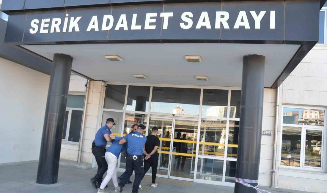 ANTALYA’DA İŞE GİTMEK İÇİN SERVİS ARACINI BEKLEDİKLERİ SIRADA MASKELİ SALDIRGANLARIN
