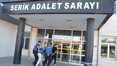 ANTALYA’DA İŞE GİTMEK İÇİN SERVİS ARACINI BEKLEDİKLERİ SIRADA MASKELİ SALDIRGANLARIN