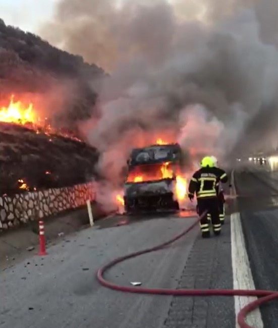 TARSUS’TA OTOYOLDA SERVİS ARACI YANDI, YANGIN OTOYOL KENARINDA BULUNAN ÇALILARA