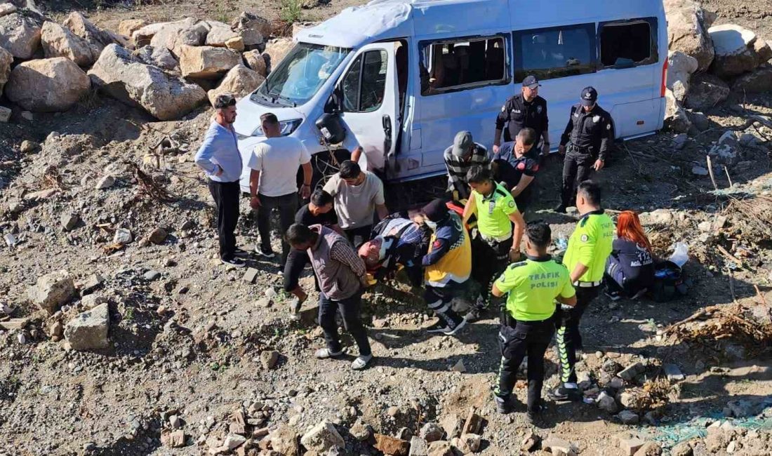 BURSA'DA GERİ MANEVRA YAPAN SERVİS ARACI, REFÜJE UÇTU. KAZA SONRASI