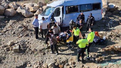 BURSA'DA GERİ MANEVRA YAPAN SERVİS ARACI, REFÜJE UÇTU. KAZA SONRASI