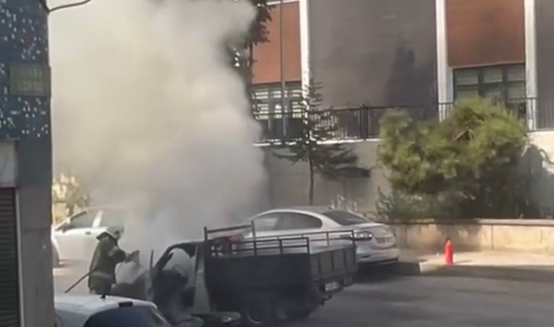 BURSA'DA SEYİR HALİNDEYKEN DUMANLAR ÇIKMAYA BAŞLAYAN KAMYONET ALEV TOPUNA DÖNDÜ.