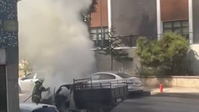 BURSA'DA SEYİR HALİNDEYKEN DUMANLAR ÇIKMAYA BAŞLAYAN KAMYONET ALEV TOPUNA DÖNDÜ.