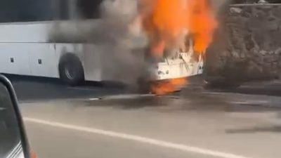 BURSA’DA YOLCU OTOBÜSÜ SEYİR HALİNDEYKEN ALEV ALEV YANDI. YOLCULAR ARAÇTAN