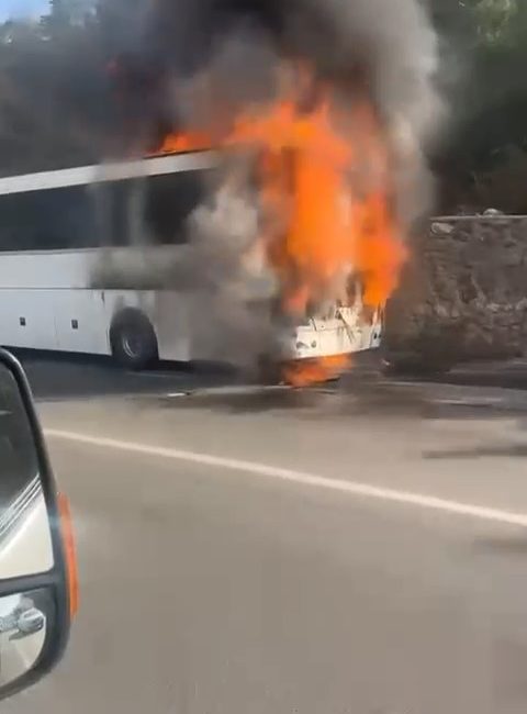 BURSA’DA YOLCU OTOBÜSÜ SEYİR HALİNDEYKEN ALEV ALEV YANDI. YOLCULAR ARAÇTAN