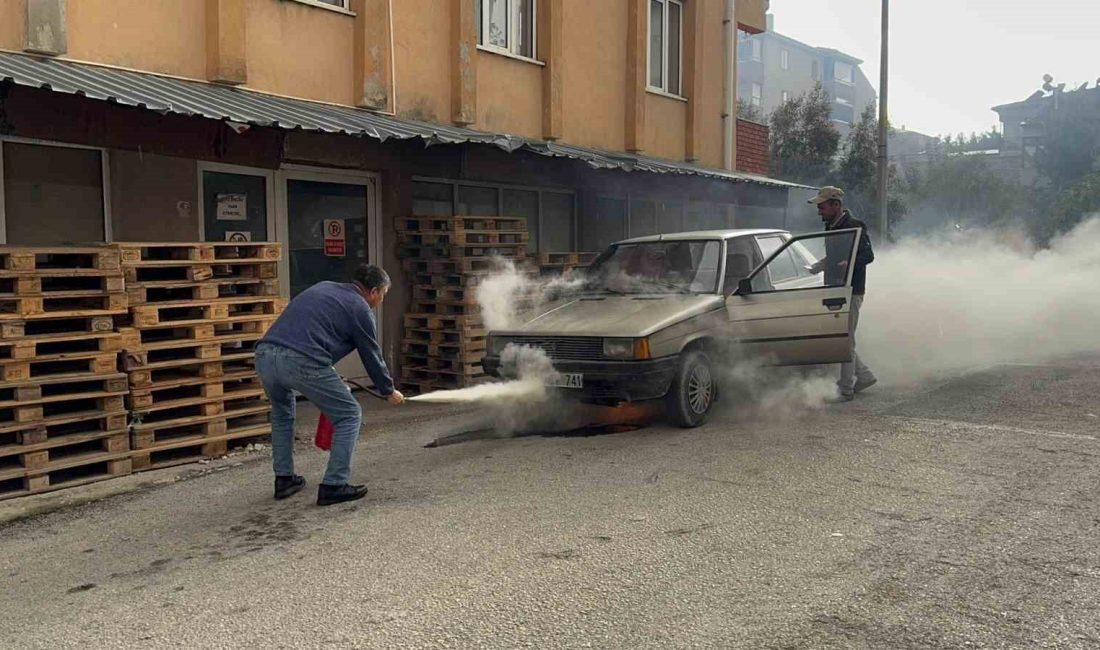 BİLECİK'TE SEYİR HALİNDEYKEN ALEV ALAN OTOMOBİLE İLK MÜDAHALEYİ ÇEVREDEKİ ESNAF