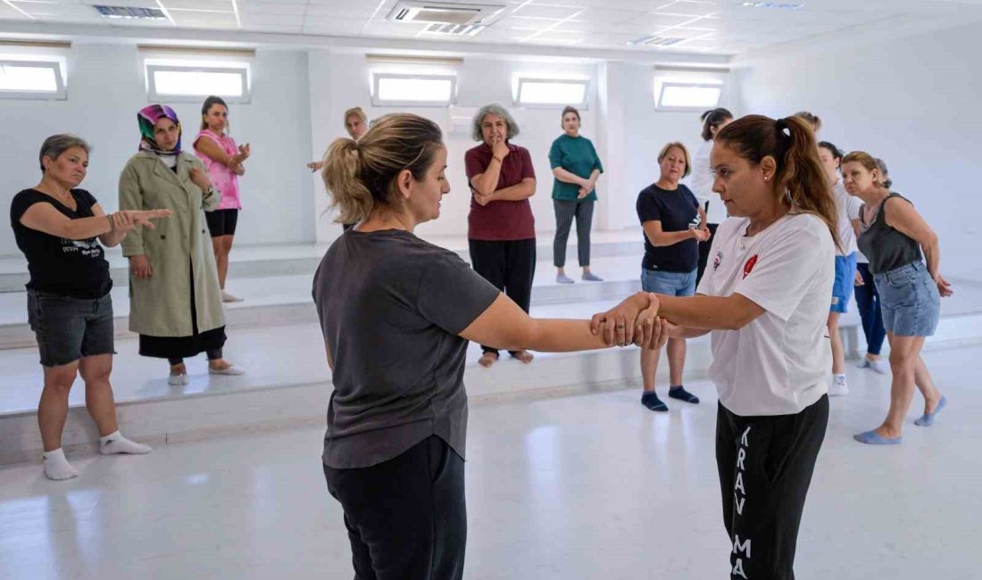 KRAV MAGA EĞİTMENİ EŞLİĞİNDE SAVUNMA TEKNİKLERİNİ ÖĞRENEN KADINLAR, OLASI BİR