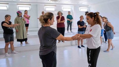 KRAV MAGA EĞİTMENİ EŞLİĞİNDE SAVUNMA TEKNİKLERİNİ ÖĞRENEN KADINLAR, OLASI BİR