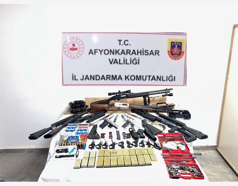 AFYONKARAHİSAR’DA SİLAH TİCARETİ YAPTIĞI İDDİA EDİLEN ŞAHIS JANDARMANIN OPERASYONUYLA YAKALANDI.