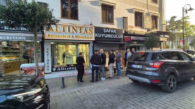 SİLİVRİ’DE SABAHA KARŞI BİR KUYUMCUYA GELEN MASKELİ 4 KİŞİ İÇERİDE