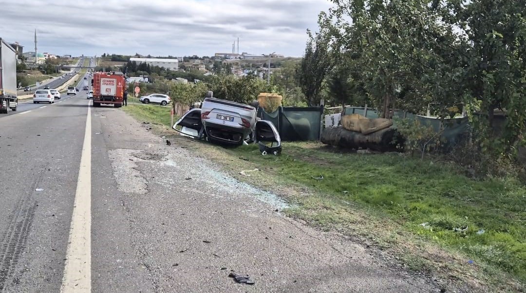 İSTANBUL SİLİVRİ’DE OTOMOBİLİN TAKLA ATMASI SONUCU 2 KİŞİNİN YARALANDIĞI KAZANIN