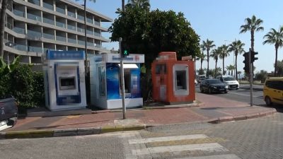 ANTALYA’NIN ALANYA İLÇESİNDE SİNİR KRİZİ GEÇİREN BİR KİŞİ, SOPA VE