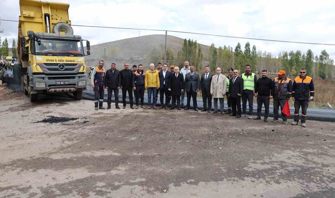 SİVAS’TA BAĞLANTI YOLLARI SICAK ASFALT KAVUŞUYOR