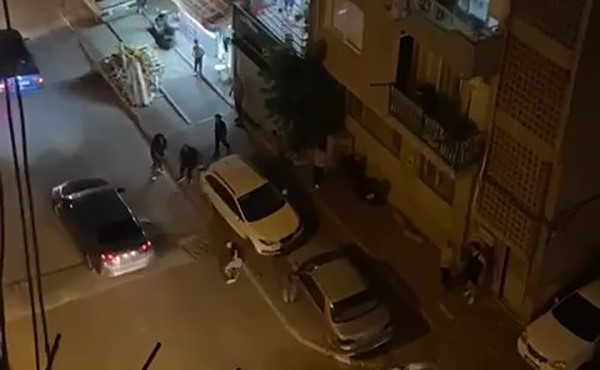 ADANA’DA SOKAK ORTASINDA DEHŞET ANLARINI YAŞAYAN GENÇ, İKİ KIZIN KAVGASINI