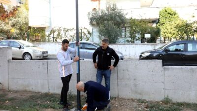 MUDANYA ŞÜKRÜ ÇAVUŞ MAHALLESİNDE PARKLARA GÜNEŞ ENERJİLİ LED AYDINLATMA SİSTEMİ