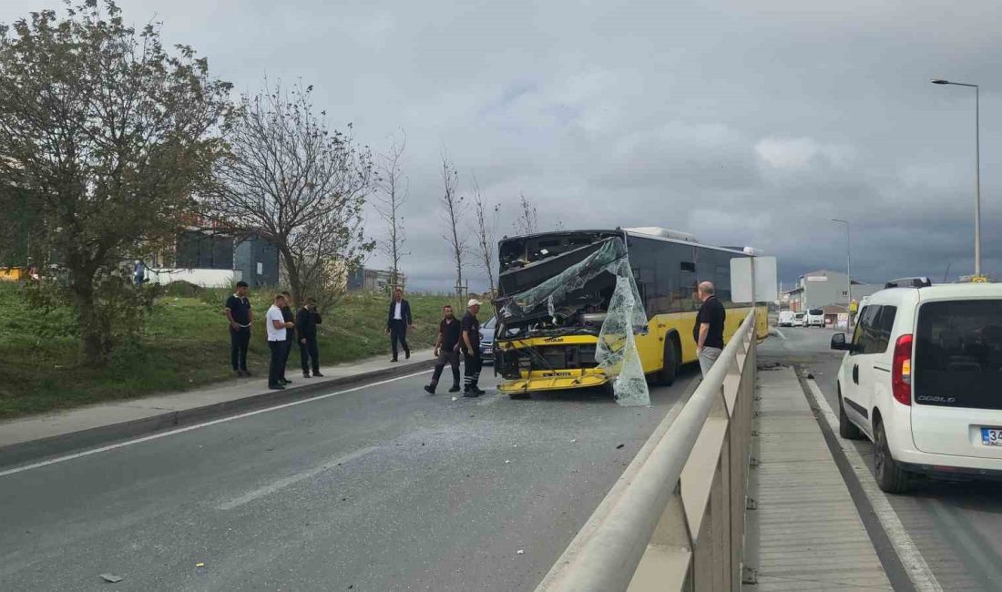 SULTANGAZİ'DE SEYİR HALİNDEKİ 2 İETT OTOBÜSÜ YOL BİRLEŞİMİNDE ÇARPIŞTI. OTOBÜSLERDE