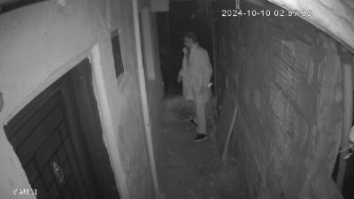 SULTANGAZİ'DE YANINDA GETİRDİĞİ EKMEK BIÇAĞIYLA GECEKONDUNUN BAHÇESİNE GİREN ŞAHIS HIRSIZLIK