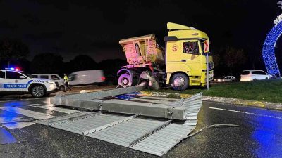 SULTANGAZİ’DE KAMYON ÖNCE REFÜJE ARDINDAN LEVHA DİREĞİNE ÇARPTI