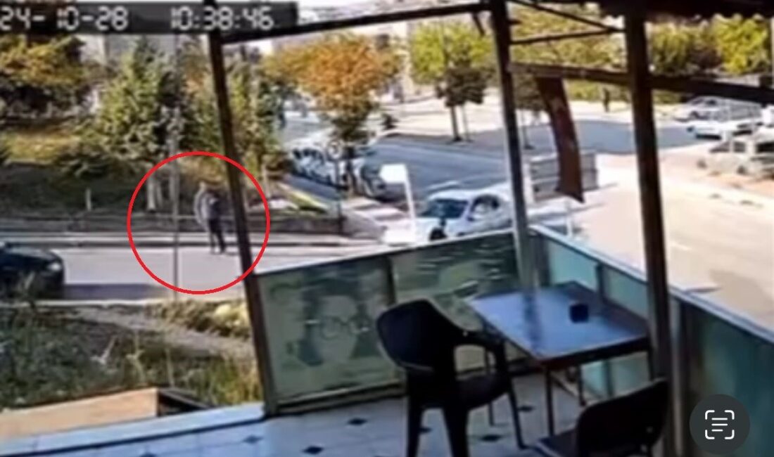 SÜRÜCÜ FENALAŞTI BAYIR AŞAĞI KAÇAN ARAÇ, ÖNCE YAYAYA SONRA OTOMOBİLE