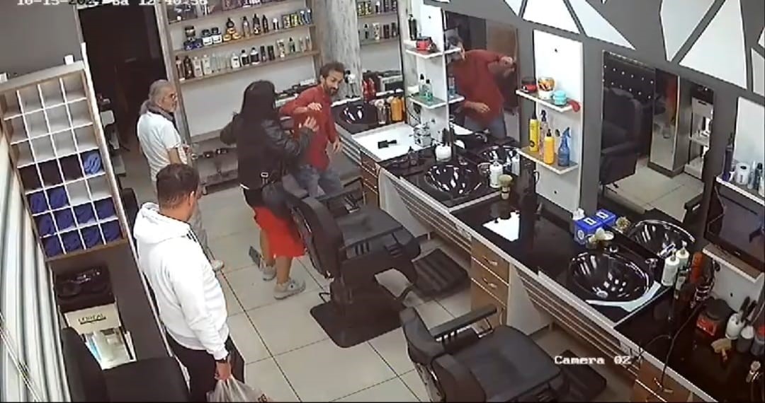 ANKARA’DA BİR KADIN, TAKINTILI OLDUĞU ESKİ EŞİNİN ÇALIŞTIĞI DÜKKANI BASTI.